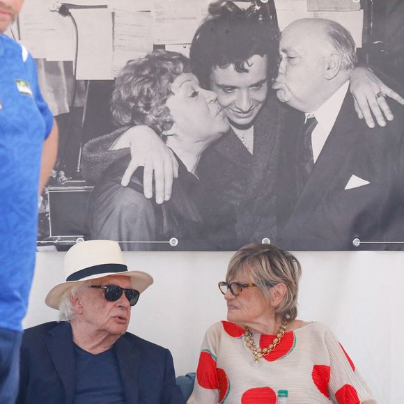 Michel Sardou décrit ensuite le rôle discret mais essentiel que joue Anne-Marie Périer au quotidien

Michel Sardou, sa femme  Anne-Marie Périer - Michel Sardou rend hommage à son père en famille lors du premier trophée de pétanque "Fernand Sardou" à Bormes-les-Mimosas le 29 mai 2026. © Franz Chavaroche / Bestimage