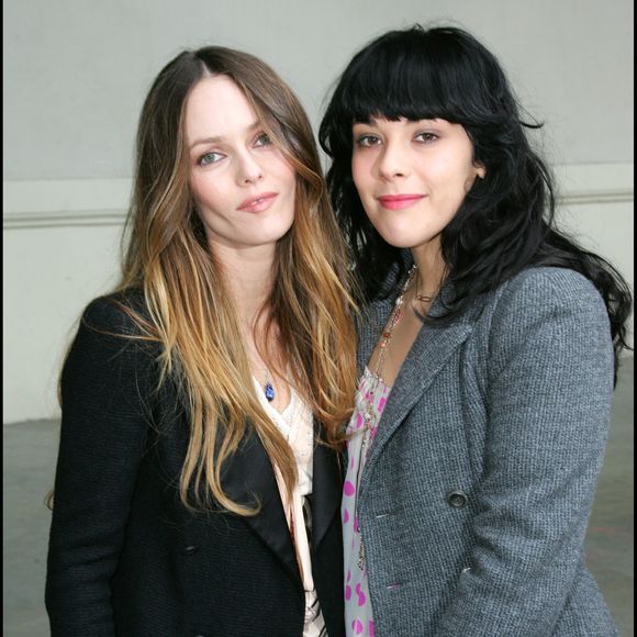 Ces confidences viennent renforcer le portrait d’une femme en harmonie avec ses émotions, pour celle qui est très proche de sa sœur Vanessa Paradis.

Anessa Paradis et sa sœur Alysson Paradis lors du défilé « Chanel » de la collection haute couture printemps-été 2007.. Photographe : RINDOFF-BORDE / BESTIMAGE