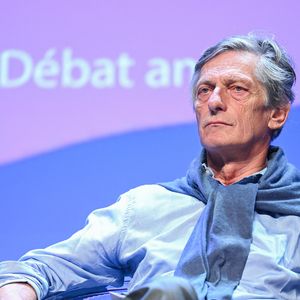 Nicolas De Tavernost - Photocall avec les intervenants du Grand débat lors du Festival de la Fiction de La Rochelle. Le 17 septembre 2021