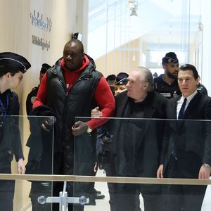Gérard Depardieu et son avocat Jérémie Assous -  Arrivées au procès de Gérard Depardieu pour agressions sexuelles sur deux femmes lors d'un tournage de film en 2021, au tribunal correctionnel de Paris.
Le 27 mars 2025.

© Clovis / Guignebourg / Bestimage