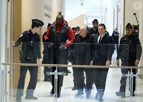 Gérard Depardieu et son avocat Jérémie Assous -  Arrivées au procès de Gérard Depardieu pour agressions sexuelles sur deux femmes lors d'un tournage de film en 2021, au tribunal correctionnel de Paris.
Le 27 mars 2025.

© Clovis / Guignebourg / Bestimage