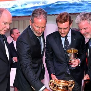 Le prince Albert II de Monaco, Paul Cayard, Pierre Casiraghi, le vice-président du Y.C.M., et Peter Harrison, le coéquipier de Pierre Casiraghi, durant la cérémonie d'intronisation des nouveaux membres du Yacht Club de Monaco ainsi que la remise des YCM Awards-Trophée Credit Suisse 2025, présidé par le prince Albert II de Monaco, le 16 décembre 2025, au Yacht Club de Monaco. Le titre de "régatier du Y.C.M. de l'année 2025" a été remporté par Pierre Casiraghi. Ce sont les membres du Club qui ont voté et choisi entre plusieurs régatiers. © Bruno Bebert / Bestimage