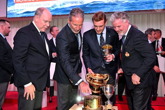 Le prince Albert II de Monaco, Paul Cayard, Pierre Casiraghi, le vice-président du Y.C.M., et Peter Harrison, le coéquipier de Pierre Casiraghi, durant la cérémonie d'intronisation des nouveaux membres du Yacht Club de Monaco ainsi que la remise des YCM Awards-Trophée Credit Suisse 2025, présidé par le prince Albert II de Monaco, le 16 décembre 2025, au Yacht Club de Monaco. Le titre de "régatier du Y.C.M. de l'année 2025" a été remporté par Pierre Casiraghi. Ce sont les membres du Club qui ont voté et choisi entre plusieurs régatiers. © Bruno Bebert / Bestimage