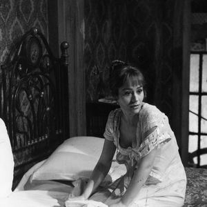 8 mai 1960 - Lieu inconnu - ANNIE GIRARDOT, née le 25 octobre 1931, est une actrice qui a fait ses débuts dans le film "Treize a table". Elle a remporté de nombreux prix tout au long de sa carrière pour ses talents. PHOTO : Annie Girardot assise sur un lit dans une scène de film. (Crédit image : ? Keystone Press Agency/ZUMA Press Wire)