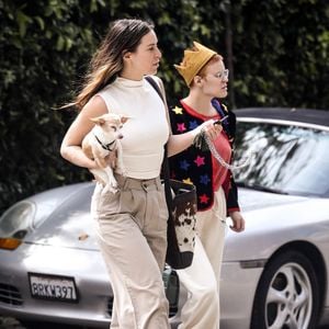 Exclusif - Demi Moore et ses filles Tallulah et Scout Willis, accompagnée de son chien Grandma, rendent visite à Rumer Willis, enceinte. Los Angeles, États Unis le 31 Mars 2023.