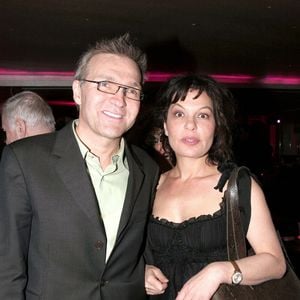 Laurent Ruquier et Isabelle Mergault posent lors d'une soirée organisée à l'Étoile, à Paris, le 21 avril 2006, pour fêter la sortie du DVD de la pièce « Si c'était à refaire ». Photo de Benoît Pinguet/ABACAPRESS.COM.
