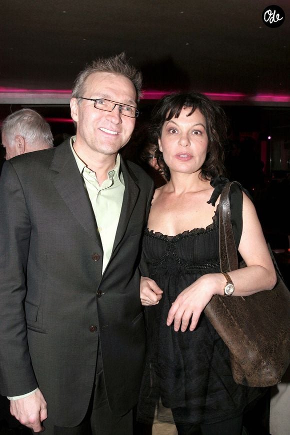 Laurent Ruquier et Isabelle Mergault posent lors d'une soirée organisée à l'Étoile, à Paris, le 21 avril 2006, pour fêter la sortie du DVD de la pièce « Si c'était à refaire ». Photo de Benoît Pinguet/ABACAPRESS.COM.