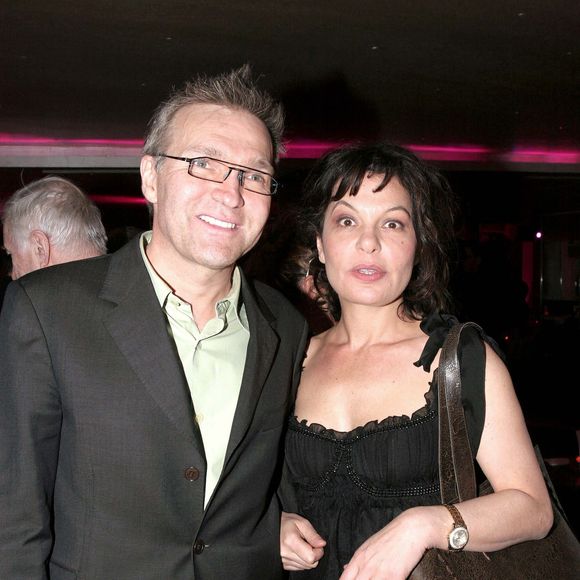 Laurent Ruquier et Isabelle Mergault posent lors d'une soirée organisée à l'Étoile, à Paris, le 21 avril 2006, pour fêter la sortie du DVD de la pièce « Si c'était à refaire ». Photo de Benoît Pinguet/ABACAPRESS.COM.