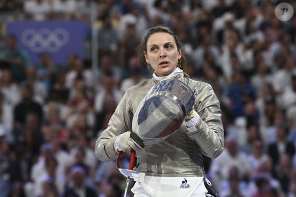 Sebin Choi (KOR) vs Manon Apithy-Brunet (FRA), lors du sabre individuel féminin - demi-finale - Escrime, pendant les Jeux Olympiques Paris 2024. (Dppi / Panoramic / Bestimage).