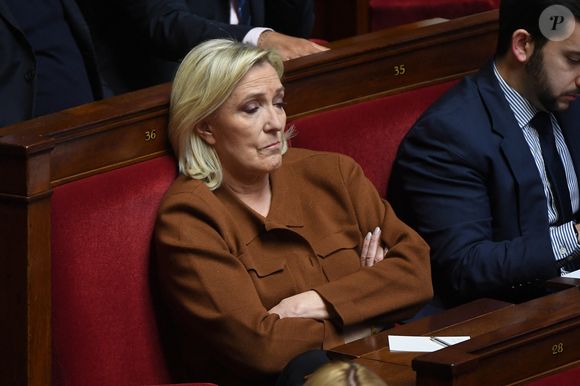 Marine Le Pen assiste au discours du Premier ministre sur sa déclaration de politique générale à l'Assemblée nationale à Paris, France, le 14 janvier 2025. © Lionel Urman/Bestimage