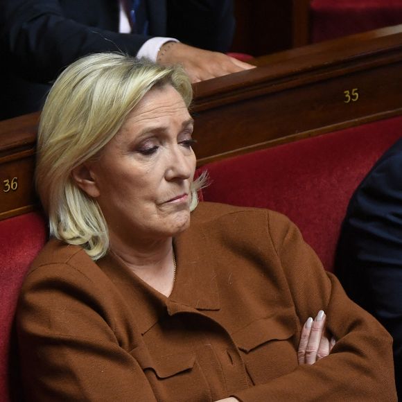 Marine Le Pen assiste au discours du Premier ministre sur sa déclaration de politique générale à l'Assemblée nationale à Paris, France, le 14 janvier 2025. © Lionel Urman/Bestimage