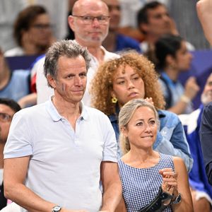 Anne-Sophie Lapix et son mari Arthur Sadoun dans les tribunes de la finale Hommes "France vs Pologne" de volley-ball lors des Jeux Olympiques Paris 2024. Le 10 août 2024
© P.Perusseau-D.Jacovides / Bestimage