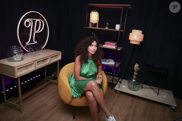 Vaimalama Chaves pose pour notre entretien En Privé avec, dans le cadre de la promotion de son premier livre "O Vai" (éd. First) - dans les locaux de Webedia