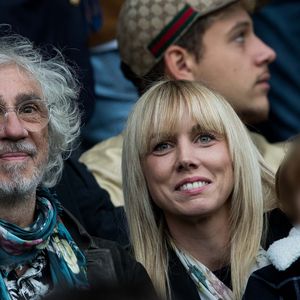Louis Bertignac avec sa femme Julie Delafosse et leur fils Jack dans les tribunes lors du match de Ligue 1 "PSG - Angers (4-0)" au Parc des Princes à Paris, le 5 octobre 2019.

© Cyril Moreau/Bestimage