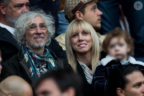 Louis Bertignac avec sa femme Julie Delafosse et leur fils Jack dans les tribunes lors du match de Ligue 1 "PSG - Angers (4-0)" au Parc des Princes à Paris, le 5 octobre 2019.

© Cyril Moreau/Bestimage