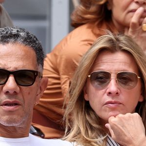 Sarah Poniatowski (Lavoine) avec son compagnon Roschdy Zem et son fils Roman dans les tribunes lors des Internationaux de France de Tennis de Roland Garros 2025. Paris, le 1er Juin 2025. © Dominique Jacovides/Bestimage