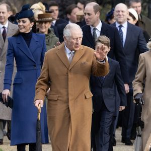 Le roi Charles III d'Angleterre et Camilla Parker Bowles, reine consort d'Angleterre, le prince William, prince de Galles, et Catherine (Kate) Middleton, princesse de Galles, avec leurs enfants le prince George de Galles, la princesse Charlotte de Galles et le prince Louis de Galles - King Charles III and Queen Camilla attending the Christmas Day morning church service at St Mary Magdalene Church in Sandringham, Norfolk. Picture date: Monday December 25, 2023.