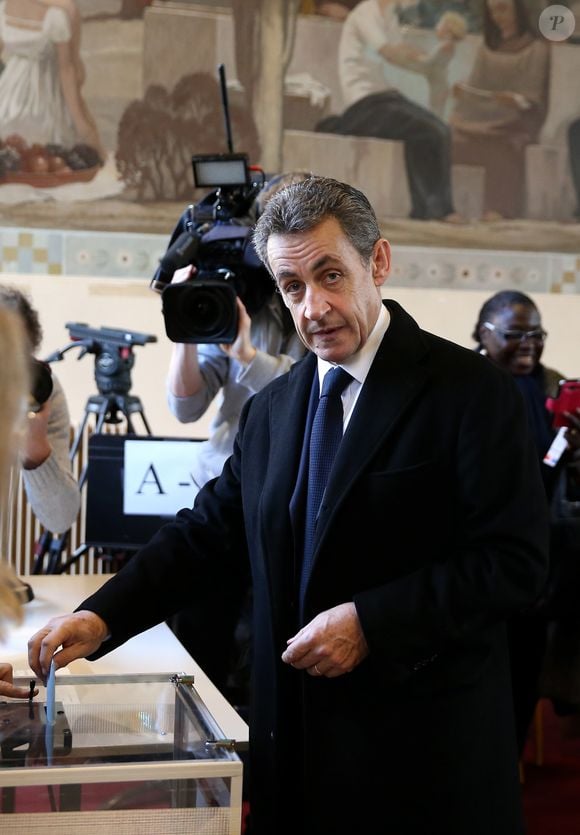 Nicolas Sarkozy - Nicolas Sarkozy et sa femme Carla Bruni-Sarkozy votent au lycée Jean de la Fontaine dans le 16ème à Paris pour le 1er tour des élections régionales le 6 décembre 2015. © Dominique Jacovides - Cyril Moreau / Bestimage