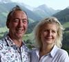 Célébrée le 21 août 2026, comme l'indique la petite plaque personnalisée trônant au centre du gâteau, l'union de Mickaël et Nadia a donc été marquée par une spectaculaire pièce montée à plusieurs étages, alliant tradition pâtissière et gourmandise moderne.

"L'amour est dans le pré" saison 19 / M6