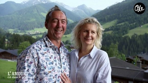 Célébrée le 21 août 2026, comme l'indique la petite plaque personnalisée trônant au centre du gâteau, l'union de Mickaël et Nadia a donc été marquée par une spectaculaire pièce montée à plusieurs étages, alliant tradition pâtissière et gourmandise moderne.

"L'amour est dans le pré" saison 19 / M6