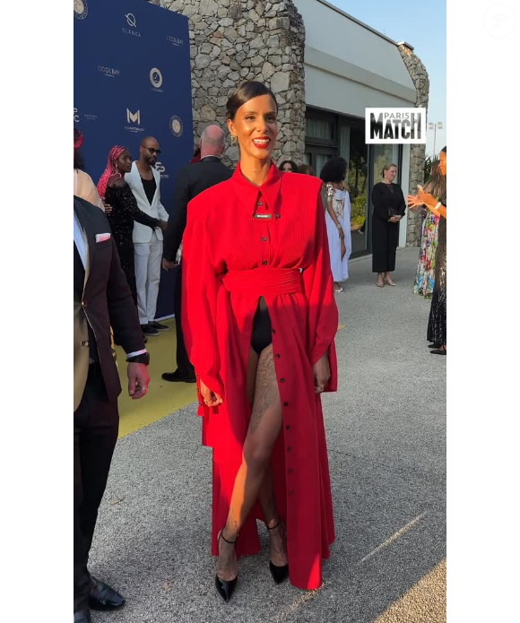 Sublime avec un long trench coat rouge qui dévoilait ses jambes tatouées, Shy'm a ainsi pu prouver que cet amour des tatouages fait partie des points communs qu'elle partage avec Jérémy Frérot venu avec une chemise ouverte sur le dos, lui aussi habillé d’un immense tatouage.

Shy'm et Jérémy Frérot à la 11e édition du gala de Patrick Mouratoglou le 21 juin 2025 © Paris Match