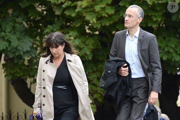 "Elisabeth n'est plus à plein temps à TF1 " ajoute notre contact en interne.

Gilles Bouleau - Obsèques de Benoît Duquesne en l'église Jeanne-d'Arc de Versailles, le 10 juillet 2014. © Coadic Guirec Bestimage