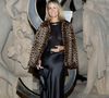 Elle a repris l’équitation après une chute survenue il y a deux mois.

Laeticia Hallyday - Photocall du défilé Saint Laurent "Collection Femme Prêt-à-Porter Automne/Hiver 2026-2027" lors de la Fashion Week de Paris, le 3 mars 2026

Cyril Moreau / Bestimage