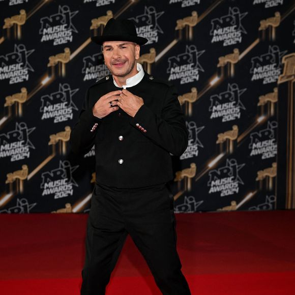 Michael Youn au photocall de la 26ème édition des NRJ Music Awards à Cannes, le 1er novembre 2024. © Bebert-Guignebourg/Bestimage