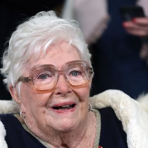 Line Renaud - Line Renaud, 97 ans, a inauguré un jardin public qui porte son nom, à Lille, France, le mercredi 17 décembre 2025. © Claude Dubourg/Bestimage