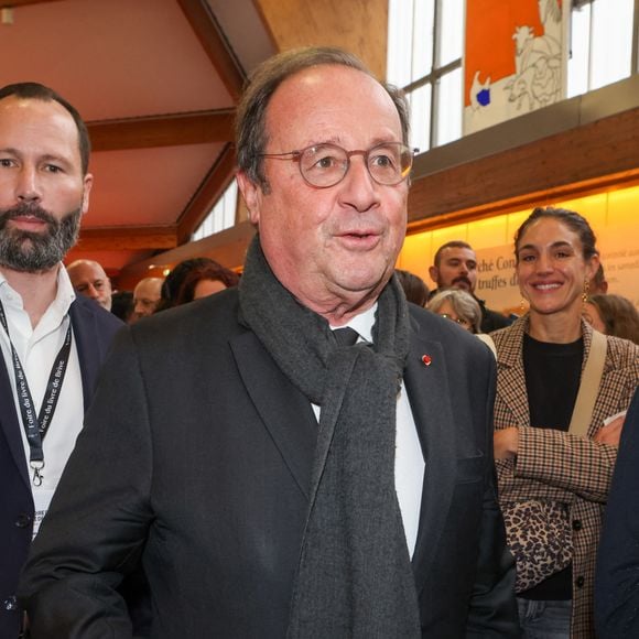 L'ancien président a acheté une maison à Tulle avec sa femme Julie Gayet, où il se rend chaque fin de semaine. 

François Hollande à la Hall Georges Brassens de Brive-la-Gaillarde pour la 43 ème Foire du Livre de Brive, le 8 novembre 2025. © Jean-Marc Lhomer/Bestimage