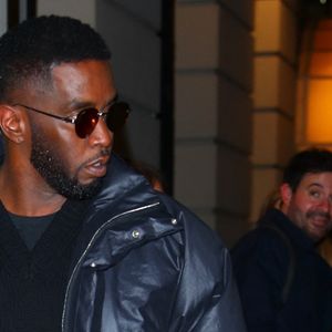 Sean Combs (Puff Daddy, Puffy, Diddy, P. Diddy) fume un joint dans les rues de New York le 19 octobre 2022.