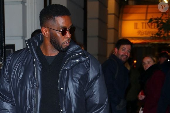 Sean Combs (Puff Daddy, Puffy, Diddy, P. Diddy) fume un joint dans les rues de New York le 19 octobre 2022.