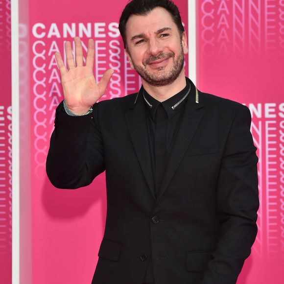 Elle est remplacée par Michaël Youn, dont l’humour et l’imprévisibilité promettent de dynamiser les enquêtes et de rivaliser avec les autres enquêteurs. 

Michaël Youn durant la soirée d'ouverture de la compétition du Canneseries, le 7 avril 2018.

Photo : Bruno Bebert / Bestimage