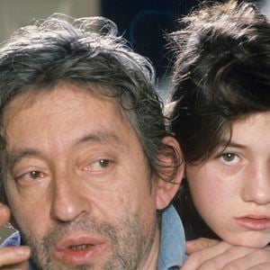 En France, à Paris, Serge Gainsbourg chez lui avec sa fille Charlotte dans son hôtel particulier de la rue de Verneuil, posant au milieu de son bric-à-brac où il entasse des objets hétéroclites en mai 1985.  © Michel Marizy via Bestimage