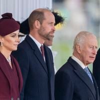 Charles III prêt à abdiquer ? Le prince William et Kate Middleton se préparent à "leur futur rôle", les langues se délient...