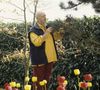 C'est avec Christophe Dolbeau, un antiquaire de métier rencontré au Mans, que Jean-Pierre Coffe a passé ses derniers instants...

En France, chez lui dans le jardin de sa maison en Eure-et-Loire, portrait de Jean-Pierre Coffe, le 17 avril 1993. Crédit Marizy Michel / Bestimage