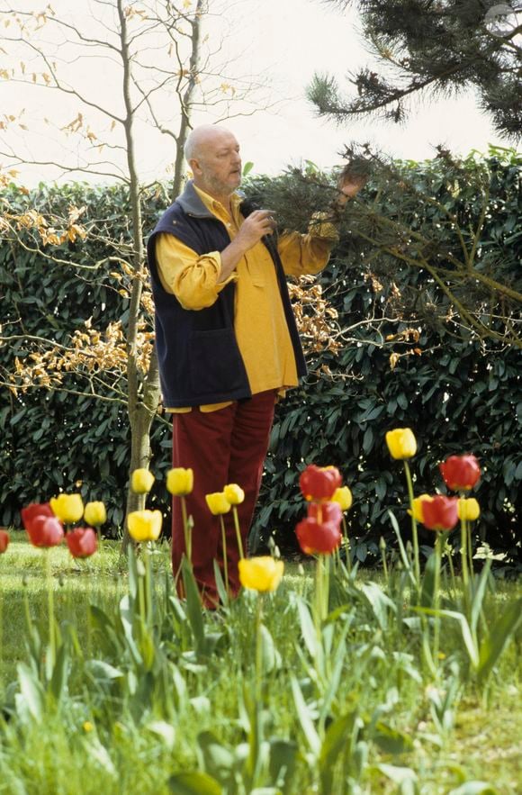 C'est avec Christophe Dolbeau, un antiquaire de métier rencontré au Mans, que Jean-Pierre Coffe a passé ses derniers instants...

En France, chez lui dans le jardin de sa maison en Eure-et-Loire, portrait de Jean-Pierre Coffe, le 17 avril 1993. Crédit Marizy Michel / Bestimage