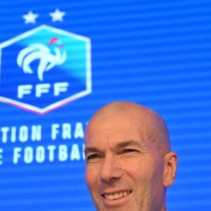 Vingt-deux ans après son départ de la sélection, Roberto Falvo signe donc son grand retour officiel. Nommé par la FFF, Roberto Falvo aura pour mission d'allier plaisir gustatif et haute performance sportive. 

L'ancien international français de football Zinédine Zidane s'exprime lors d'une conférence de presse visant à le présenter comme le nouveau sélectionneur de l'équipe de France, au siège de la Fédération française de football (FFF) à Paris, le 28 juillet 2026.  © Christian Liewig/Bestimage