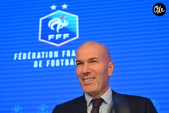 Vingt-deux ans après son départ de la sélection, Roberto Falvo signe donc son grand retour officiel. Nommé par la FFF, Roberto Falvo aura pour mission d'allier plaisir gustatif et haute performance sportive. 

L'ancien international français de football Zinédine Zidane s'exprime lors d'une conférence de presse visant à le présenter comme le nouveau sélectionneur de l'équipe de France, au siège de la Fédération française de football (FFF) à Paris, le 28 juillet 2026.  © Christian Liewig/Bestimage