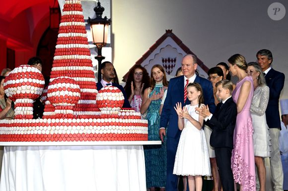 Le prince Albert II de Monaco, la princesse Charlene, leurs enfants, le prince héréditaire Jacques et la princesse Gabriella, la princesse Stéphanie de Monaco et la princesse Caroline de Hanovre - Célébration des 20 ans de règne du prince souverain Albert II de Monaco sur la place du Palais à Monaco, le 19 juillet 2025. © Bruno Bebert/Bestimage