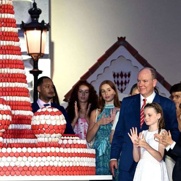 Le prince Albert II de Monaco, la princesse Charlene, leurs enfants, le prince héréditaire Jacques et la princesse Gabriella, la princesse Stéphanie de Monaco et la princesse Caroline de Hanovre - Célébration des 20 ans de règne du prince souverain Albert II de Monaco sur la place du Palais à Monaco, le 19 juillet 2025. © Bruno Bebert/Bestimage