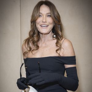 En effet, Carla Bruni s'est elle aussi rendue au 51 rue Raynouard à Paris

Carla Bruni - Photocall du défilé Jacquemus au 51 rue Raynouard lors de la Fashion Week Masculine prêt-à-porter Automne/Hiver 2025-2026 à Paris, le 26 janvier 2025. 
© Olivier Borde / Bestimage