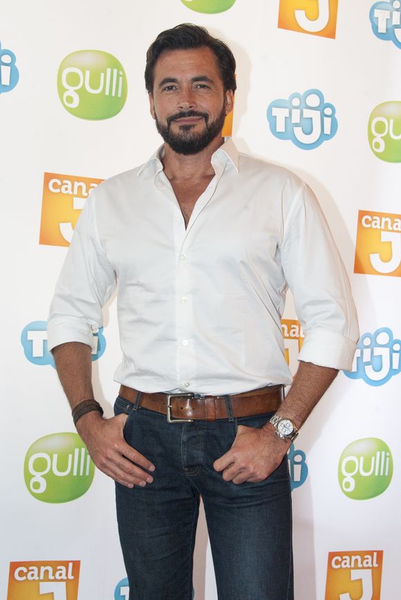 Olivier Minne au photocall de la rentrée TV des chaînes Canal J, Gulli et Tiji, au restaurant "La Gare" à Paris, le 30 juin 2016.
© Pierre Perusseau/Bestimage