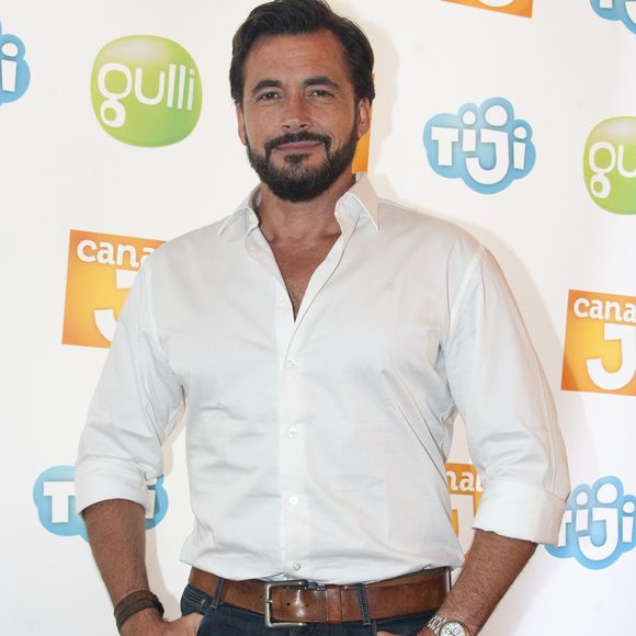 Olivier Minne au photocall de la rentrée TV des chaînes Canal J, Gulli et Tiji, au restaurant "La Gare" à Paris, le 30 juin 2016.
© Pierre Perusseau/Bestimage