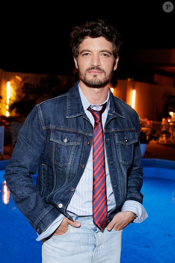 L’acteur a évoqué le soutien constant que ses parents apportent à lui et à ses frères.

Niels Schneider - Dîner "Dior x Madame Figaro" sur la terrasse d'Albane lors du 79ème Festival International du Film de Cannes. Le 16 mai 2026
© Olivier Borde / Bestimage
