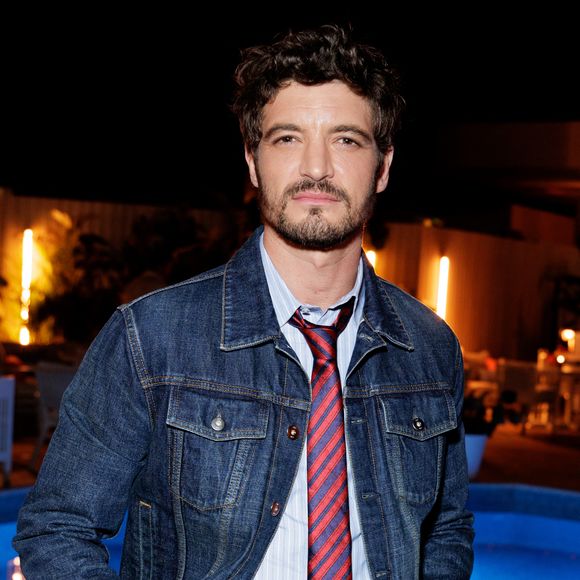 L’acteur a évoqué le soutien constant que ses parents apportent à lui et à ses frères.

Niels Schneider - Dîner "Dior x Madame Figaro" sur la terrasse d'Albane lors du 79ème Festival International du Film de Cannes. Le 16 mai 2026
© Olivier Borde / Bestimage