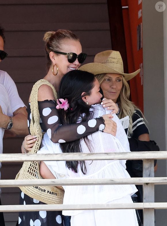 Exclusif - Laeticia Hallyday accompagnée de son compagnon Frédéric Suant et de sa fille Joy sont aller accueillir Jade à l'aéroport de Saint-Barthélemy-Rémy-de-Haenen où tout le monde se retrouve pour le 50ème anniversaire de Laeticia, à Saint-Jean, Saint-Barthélémy, Antilles françaises, France, le 15 mars 2025. (DOMINIQUE JACOVIDES / BESTIMAGE).