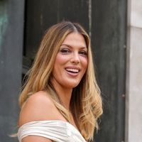 Iris Mittenaere s’envole à des milliers de kilomètres et rejoint un célèbre danseur, quelqu’un de “très spécial" pour elle