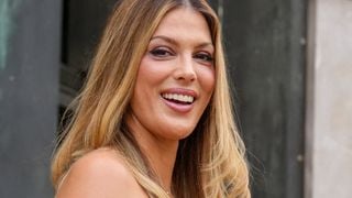 Iris Mittenaere s’envole à des milliers de kilomètres et rejoint un célèbre danseur, quelqu’un de “très spécial" pour elle