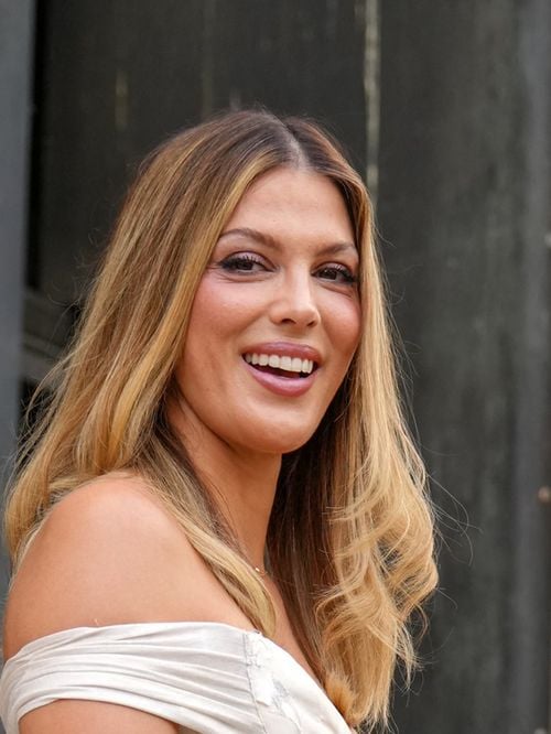 Iris Mittenaere s’envole à des milliers de kilomètres et rejoint un célèbre danseur, quelqu’un de “très spécial" pour elle